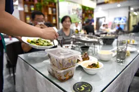 “公筷”的英文是什么？可别再说成“public chopsticks”啦图片