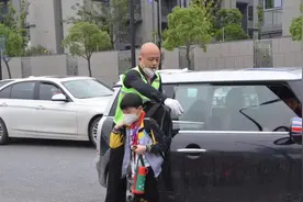 十一年如一日，这位校门口的“光头叔叔”你见过吗？图片