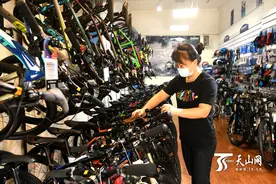 乌鲁木齐市铁路局商圈：商家打扫店面迎客来图片