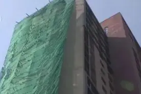 上海一大楼外墙碎片高空掉落，砸伤路过阿婆和孙女！网友怒斥：野蛮施工图片