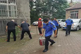 青岛市北区四方街道：扮靓市容市貌 为创城增分添彩图片