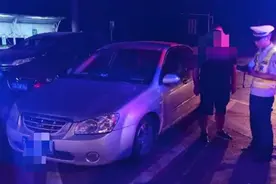 夫妻吵架，老公半夜赌气在高速蜗行图片