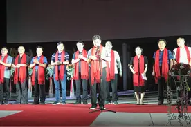 河南最大的电影屏幕：郑州首家汽车影院开张图片