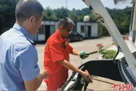 湖北宜都：村民修房墙内发现手榴弹 民警及时处置图片