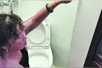 自费疏通下水道，居然掏出根木棍图片