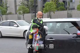 坚持11年义务护学的“光头叔叔”，还有件事也坚持了11年：拉丁舞，而且拿过冠军图片