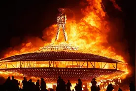 美国数千人聚集过节 当地市长怒批：自私鲁莽图片