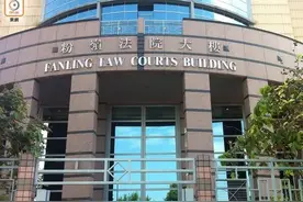 香港男子驾车多次堵路并脚踢港警，袭警罪成被判入狱9周图片