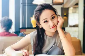 从金融跨界酒吧，商业大佬扎堆光顾，这个看起来弱不禁风的酒吧老板娘反差有点大图片