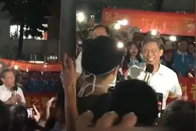 大型追星现场！广医师生亮灯海迎钟南山回校：走红毯故意走快点，显示我没老视频封面