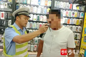 看到民警给违停贴罚单，男子赶过去移车被查醉驾图片