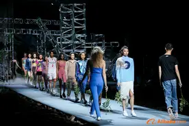 阿里九月采购节出奇招：T台搭在工厂里，时装秀搬进直播间图片