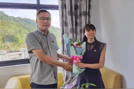 今天，她们幸福得像个孩子图片