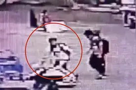 小学生扶摔倒老人反被讹？警方通报：两男孩路边嬉戏撞倒老人视频封面