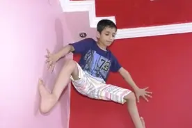 印度7岁男孩模仿“蜘蛛侠”赤脚爬上家里墙壁图片