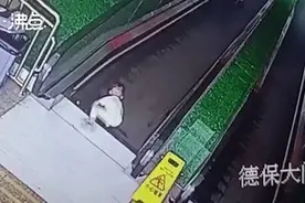 男子带孩子坐电梯只顾玩手机，揪心的一幕发生了……图片