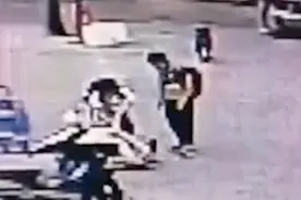 “小学生扶摔倒老人被讹”反转 警方：两小孩将老人撞倒图片