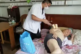 高龄老人行动不便“暖心”医生上门理疗图片