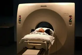 睡觉时，手机不能放床头？电量低、充电时，辐射大？这些答案得弄清楚……图片