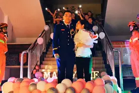 10次约会5次被任务打断，这个消防员终于求婚成功了图片