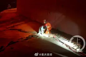 重庆一女子半夜深陷泥潭，见消防来救她开始自拍图片