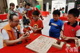 河北“木头达人”收集制作200多款木质古典益智玩具图片