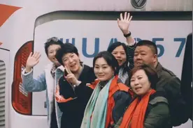 子弟兵所到之处，人民群众的敬礼太煽情了图片