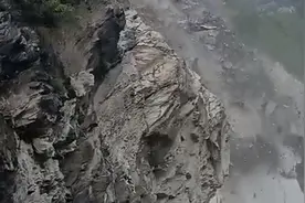 四川347国道禹茂路观音阁段发生山体垮塌 道路完全中断图片