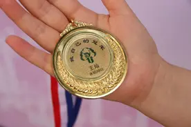 扬大体育萌新入学获赠“私人订制”“冠军”奖牌图片