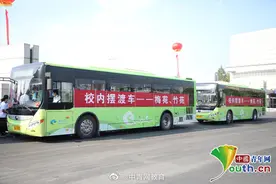 高校迎新开通校内摆渡车 将新生及其行李直接送到宿舍楼下图片