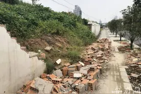 现场短新闻｜合肥繁华大道与杭埠路交口围墙倒塌 半个多月无人清理图片