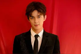 吴磊拍写真“西装杀”又酷又潮 变身霸道总裁气场超A图片