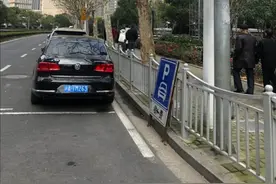 明明标了“禁止停车”，为何又竖块牌收费？人大代表直击陆家嘴区域停车管理图片