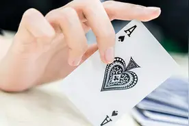 戴透视隐形眼镜用“魔术扑克牌”“诈金花”，两人因诈赌进牢房图片