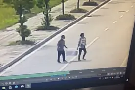 毒蚂蚁诱饵被捡走，差点成孩子晚餐！村民：看着像火腿肠图片