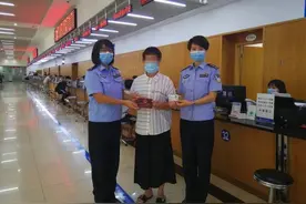 黄圃民警奔波三月，30多年“黑户”终圆梦图片
