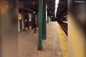 纽约一男子地铁站台上表演特技 跳跃空翻赶上进站列车图片