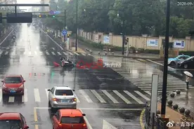 杭州一女子骑摩托车摔倒，事故路口上演暖心一幕图片