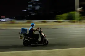 央视揭秘外卖员送餐全过程：50分钟送达5单，违反交规6次图片