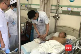 惊险！海口一男子被折弯机压断四根手指 医生通宵手术再植成功图片