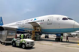 首家中国航空公司恢复中印尼往返定期航班图片