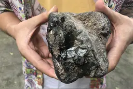 男子偶得怪石酷似“玻璃陨石”拍卖行估价上千万 他半信半疑找专业机构鉴定图片