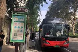 成都45路公交车站调整背后：“网红打卡地”面临交通安全隐患 迁移站点还路于民图片