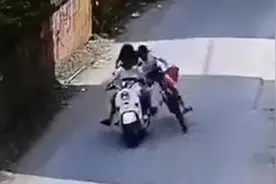 女童骑自行车被拉拽倒地擦伤，警方：三拉拽者道歉并赔医疗费图片