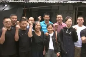 暖心！35位“爸爸”组团送女儿上大学视频封面