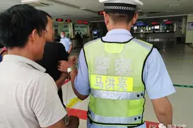 警车飞驰，警笛呼啸！交警与时间赛跑，为生命护航图片