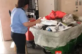 尴尬！店员偷珠宝藏垃圾中被保洁员扫走图片