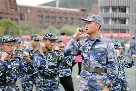 教官原来是咱学长学姐！今年驻青高校军训由部队承训调整为学校自训图片