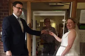 婚礼当天 新娘穿婚纱开车3小时去看望爷爷图片