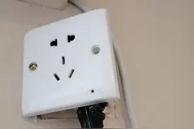 女租客卧室内发现针孔摄像头续：起诉租房平台胜诉，退房成功图片